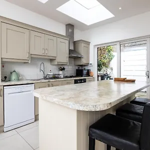 Holiday home Large 3 Bed Family - 5 Min From Train Station